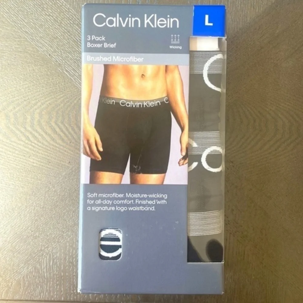 Box of 3 black Calvin Klein men’s boxer briefs
